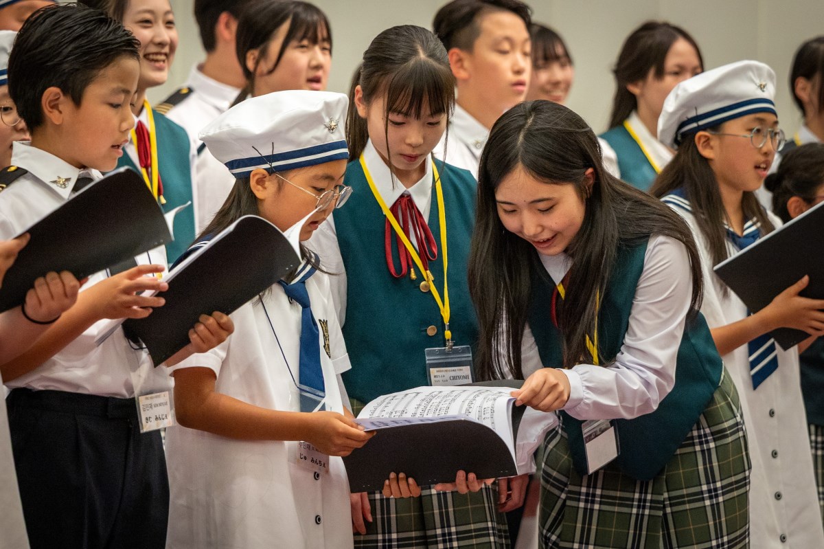 제1회 행사에서 함께 악보를 보는 한일 합창단원들